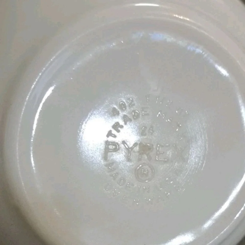 Pyrex Mixing Bowl 402 - 1 1/2 QT Americana White/Brown Early American Ovenware